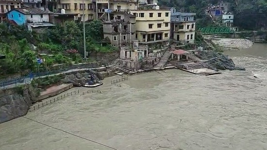 उत्तराखंडच्या रुद्रप्रयागमध्ये मुसळधार पावसामुळे पाण्याची पातळी धोक्याच्या चिन्हाजवळ आल्याने सतर्कता यंत्रणा कार्यान्वित होणार आहे.