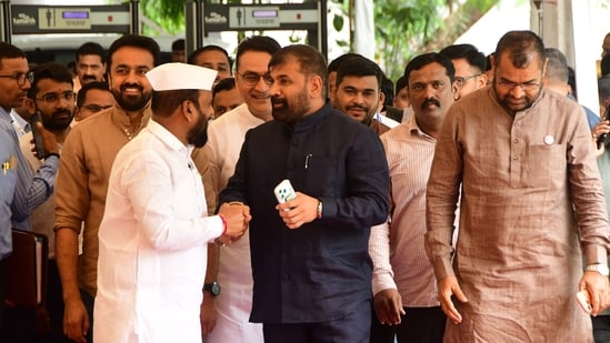 उद्धव ठाकरेंच्या निष्ठावंतांनी बाहेरच्यांना ‘विशेष वागणूक’ दिल्याबद्दल नाराजी व्यक्त केली